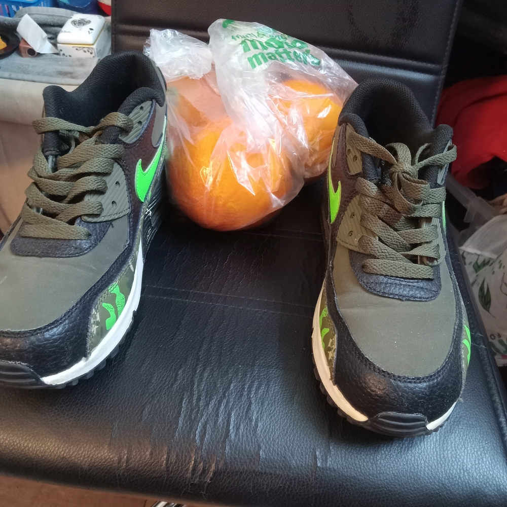 Nikeairmax Rare Edition Size 6Kids Sneakers Bright Green and Black Camo - Picture 3 of 5